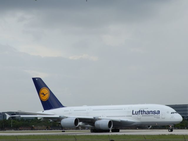 Airbus A380-800 (D-AIML)
