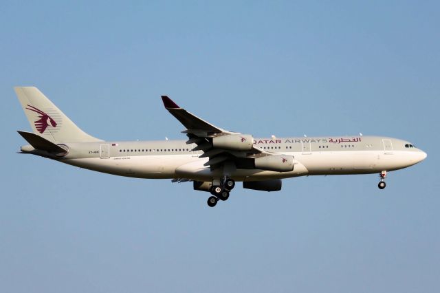 Airbus A340-200 (A7-HHK)