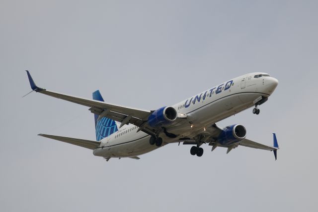 Boeing 737-900 (N27421)