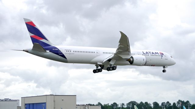 Boeing 787-9 Dreamliner (CC-BGL) - BOE617 on final to Rwy 16R to complete a C1 flight on 5.23.16. (ln 436 / cn 38582).