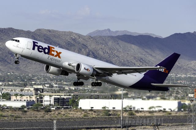 BOEING 767-300 (N133FE)