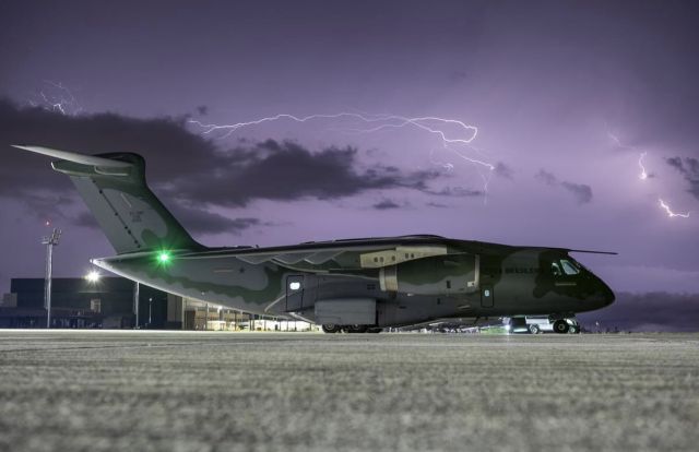 — — - #ImagemDoDiabr /br /KC-390 Millennium sob o céu de uma noite chuvosa no pátio operacional da Base Aérea de Anápolisbr /br /ð·SO Nery