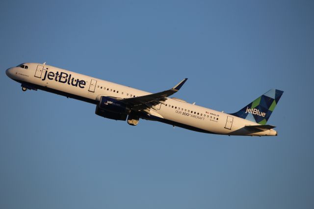 Airbus A321 (N942JB)