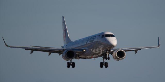 Embraer ERJ-190 (JA243J)