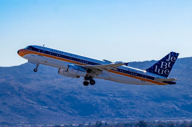 Airbus A320 (N763JB) - JetBlue A320 in What's Old is Blue Again retro livery taking off from PHX on 11/19/22. Taken with a Canon 850D and Tamron 70-200 G2 lens.