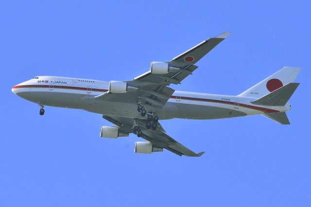 Boeing 747-400 (20-1102) - The two from the fleet on the same day! Just could not believe my luck! The Emperor and the Prime Minister, for sure...