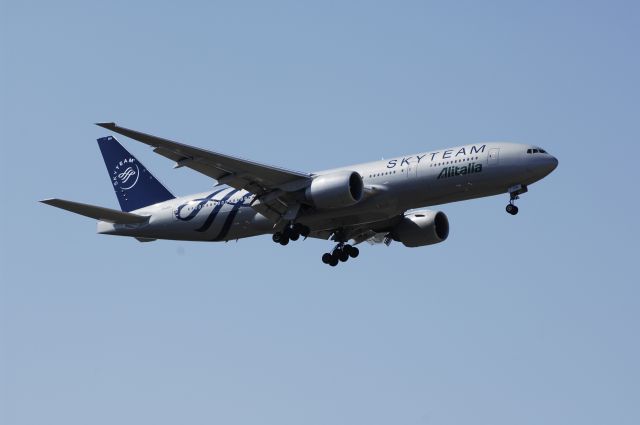 Boeing 777-200 (EI-DDH) - Final Approach to NRT Airport R/W34L on 2012/04/08 Sky Team c/s