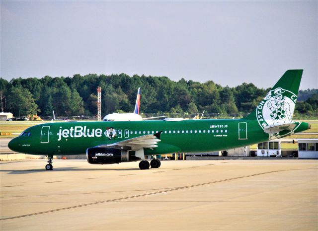 Airbus A320 (N595JB)