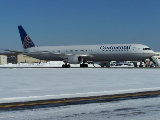 N76062 — - N76062 had flown the New York Jets to their game against New England at Foxboro. 062 basks in the beautiful winter sunshine on Jan 16th 2011