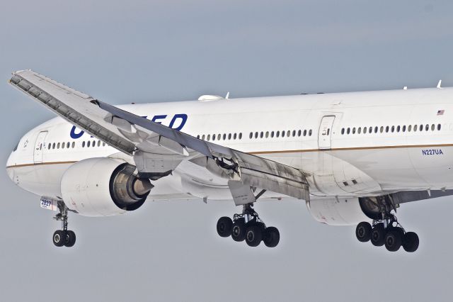 Boeing 777-200 (N227UA) - on short final Runway 28C, Chicago OHare.