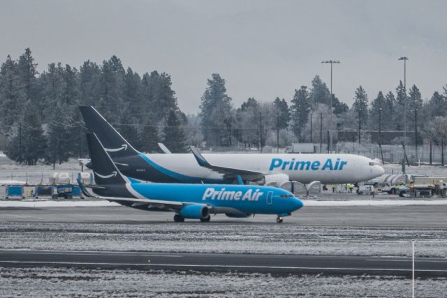BOEING 767-300 (N337AZ) - B767 AND B737 GETTING READY TO GO