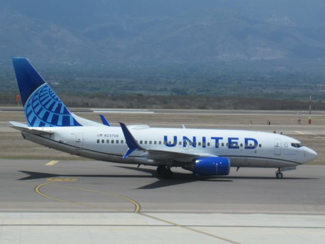 Boeing 737-700 (N23708)