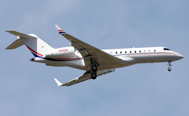 Bombardier Global Express (N805WM) - Short Final to Rwy 25