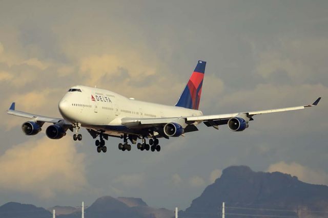 Boeing 747-400 (N668US) - Delta Boeing 747-451 N668US at Phoenix Sky Harbor on January 8, 2016. It first flew on July 3, 1990. Its construction number is 24223. It was delivered to Northwest on July 26, 1990. It was merged into the Delta fleet on October 29, 2008. 