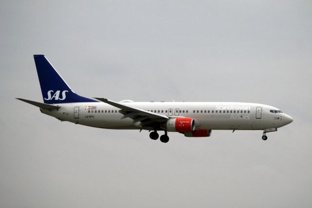 Boeing 737-800 (LN-RPO) - On final approach for rwy 09L on 24-Feb-13 operating flight SAS805 from ENGM.