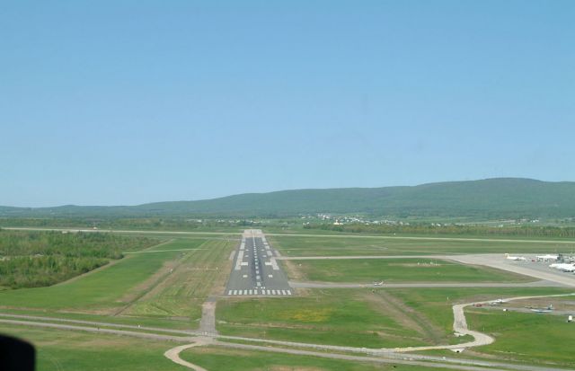 Cessna Skyhawk (C-FMIC) - SHORT FINAL RW30 CYQB