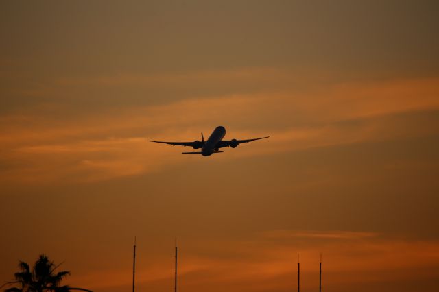 BOEING 777-300ER (B-2046)