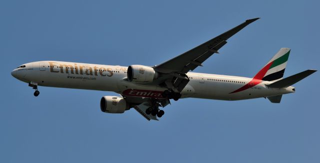 BOEING 777-300 (A6-ECT)