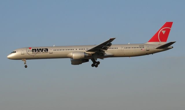 BOEING 757-300 (N594NW)