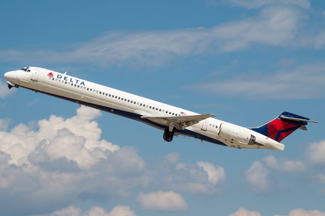 McDonnell Douglas MD-90 (N962DN) - Delta 869 rocketing out for MSP. Full Photo: a rel=nofollow href=http://www.airliners.net/photo/Delta-Air-Lines/McDonnell-Douglas-MD-90-30/2683174/L/&sid=d284fa981c7d503949c7c74ac099366ehttp://www.airliners.net/photo/Delta-Air-Lines/McDonnell-Douglas-MD-90-30/2683174/L/&sid=d284fa981c7d503949c7c74ac099366e/a