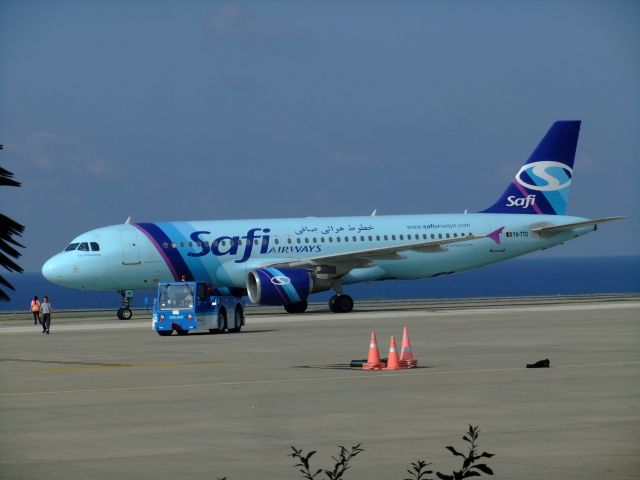 Airbus A320 (YA-TTD) - Eine A320-200 der afghanischen Safi Airways mit der Reg YA-TTD. Foto vom 10.07.2013 aus dem internationalen Terminal des Airport TZX.