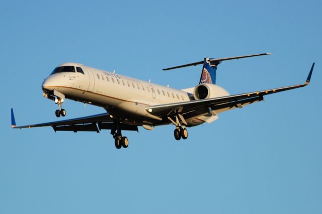 Embraer ERJ-145 (N12157) - Arriving from EWR/KEWR. Rwy 32.