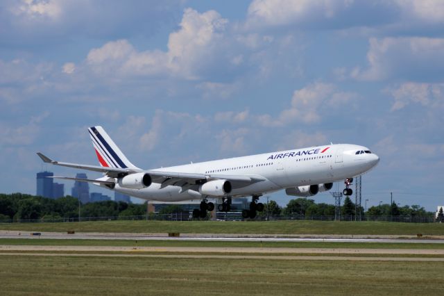 Airbus A340-300 (F-GLZK) - CDG - MSP