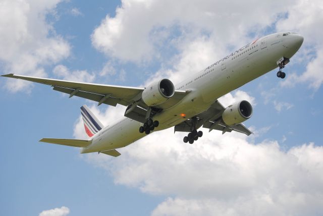 BOEING 777-300 (F-GZNA) - 6/13/2014: Air France Boeing 777-328ER landing at KIAH. 