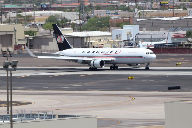 BOEING 767-300 (C-FGSJ)