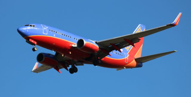 Boeing 737-700 (N412WN) - Arrival from KSNA, On Final to 30R   02-11-2017