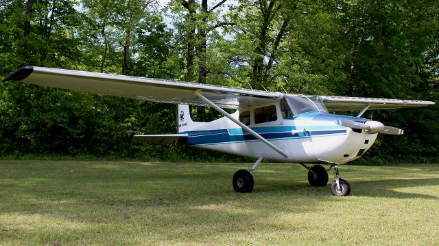 Cessna Skyhawk (N8300B)