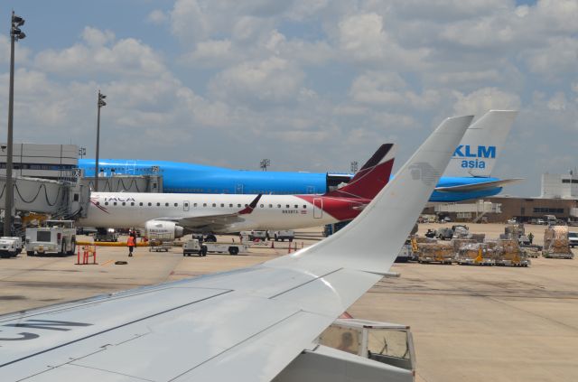 Embraer ERJ-190 (XA-ACN) - XA-ACN waiting to push and start in KIAH