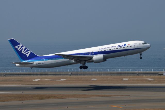 BOEING 767-300 (JA8567) - 2015-03-30