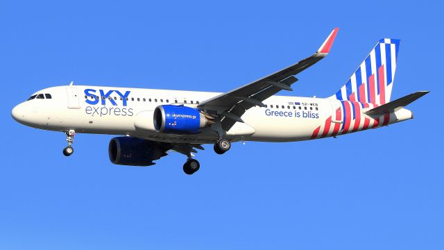 Airbus A320 (SX-WEB)