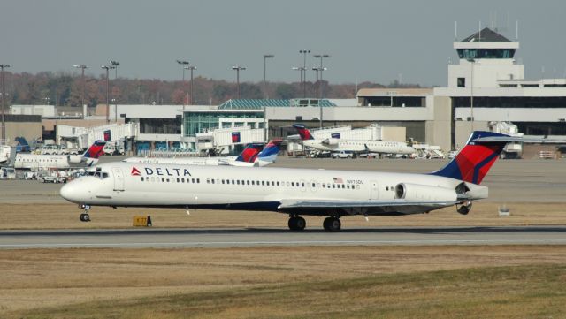 McDonnell Douglas MD-88 (DAL2502) - landing on 18 left