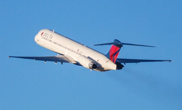 McDonnell Douglas MD-88 (N983DL) - Beautiful morning takeoff headed back to ATL!