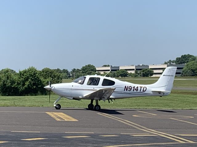 Cirrus SR-20 (N914TD) - N914TD (SR20) arriving at Wings Field (KLOM)br /Photo Date: June 5, 2021