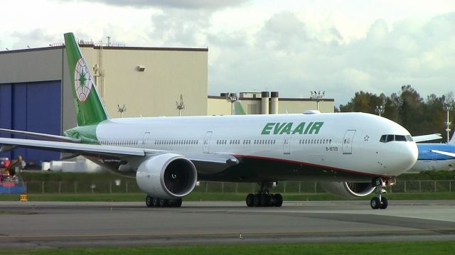 BOEING 777-300 (B-16725) - EVA Airs first 777 in the new livery, B-16725, lining up on Runway 16R at KPAE to fly on delivery to Taipei. Was flown by none other than EVAs own Chairman, Chang Kuo-wei! 