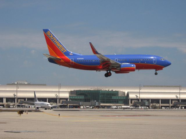 Boeing 737-700 (N295WN) - Landing on RWY 19R