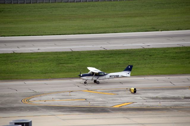 Cessna Skyhawk (N172SB) - Birmingham Flight Center Cessna 172 taxiing after an arrival from Bessemer