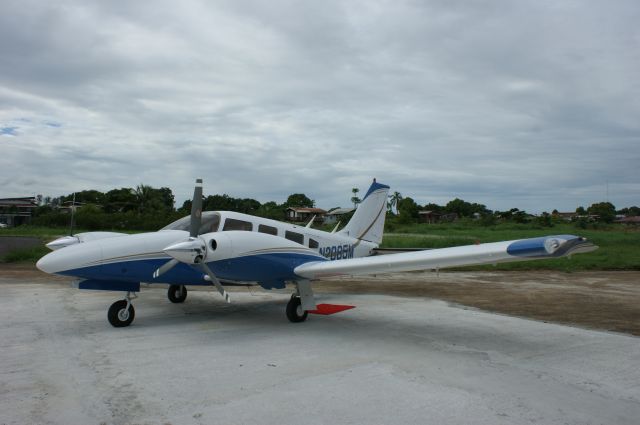 Piper Seneca (N2085M)
