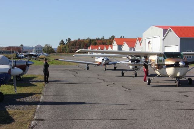 Cessna Centurion (C-FDSW) - C-FDSW Cessna Centurion 210 en attente pour le plein de carburant Aéroport de Joliette QC. CSG3 09-29-2019.