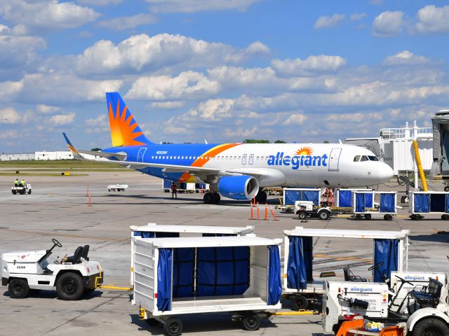 Airbus A320 (N252NV) - Allegiant Air Airbus A320-214(WL) N252NV in Cincinnati 