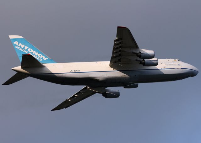 Antonov An-124 Ruslan (UR-82008)