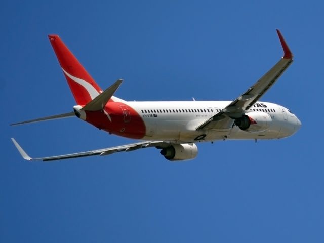 Boeing 737-800 (VH-VYE) - Getting airborne off runway 23. Monday 19th December 2011.