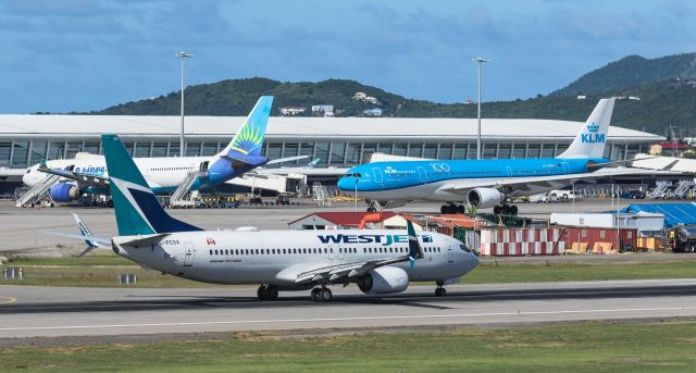 Boeing 737-800 (C-FCSX) - Westjet departing St Maarten