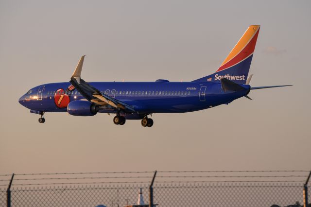 Boeing 737-800 (N8681M)