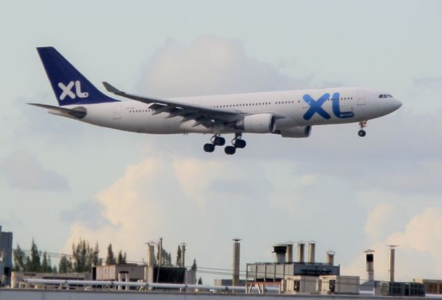Airbus A330-200 (CS-TOP)