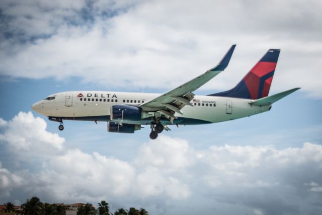 Boeing 737-700 (N306DQ) - Arriving runway 10 at Princess Juliana International