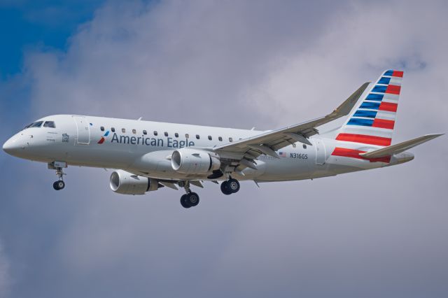 Embraer 170/175 (N316GS)